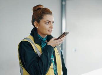 Gate personeel talking in walkie talkie app