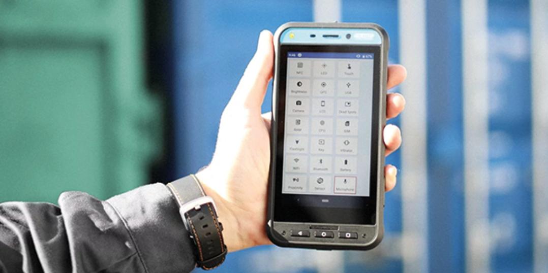Man holding a Ecom Smart-Ex02 smartphone for ATEX use