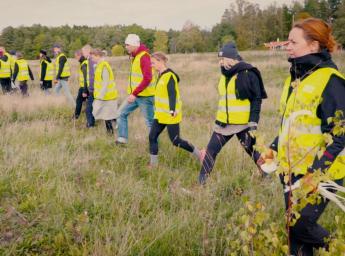 Volunteers searching for missing people are performing a chain search.